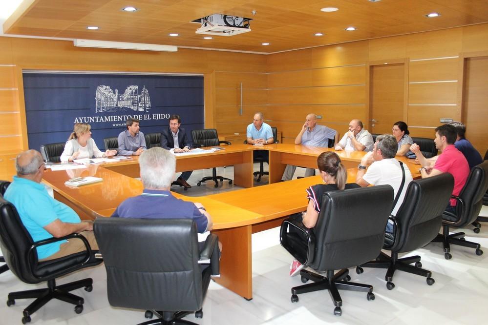 El gobierno local analiza con los propietarios de las fincas de Las Cuevecillas el anteproyecto de defensa del litoral