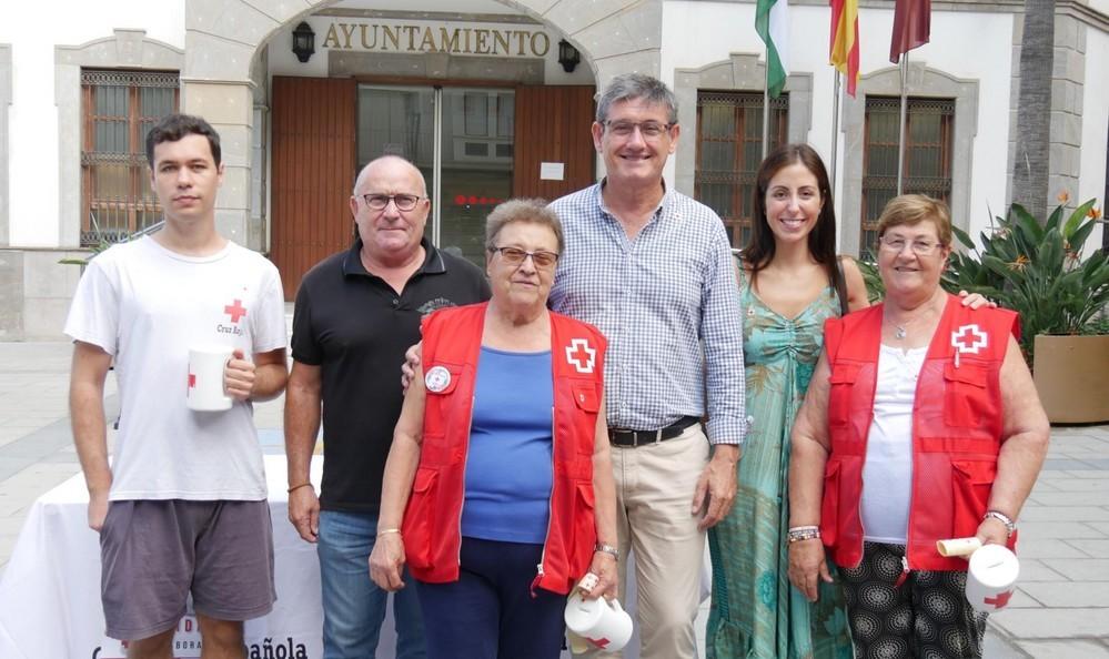 Cruz Roja de Adra se une a la celebración del Día de la Banderita a favor de las personas mayores