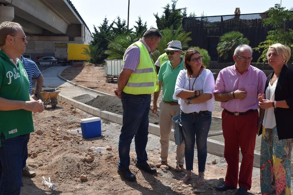  Bonilla visita las obras de la conexión peatonal entre Barrio Archilla y El Parador, junto a la delegada de Fomento