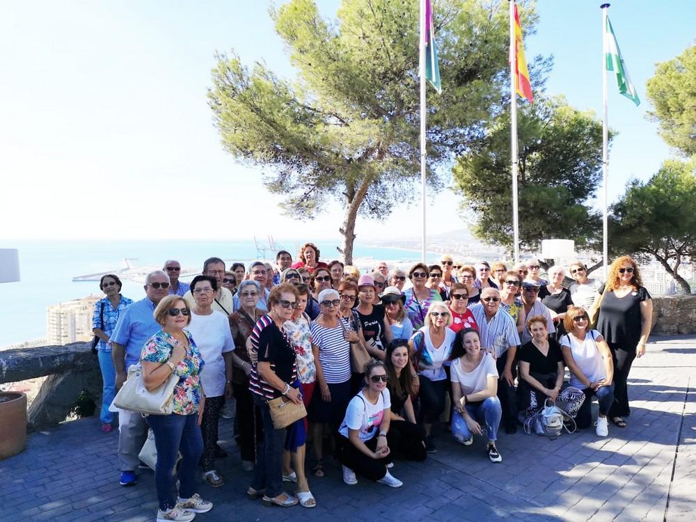 Medio centenar de personas mayores conocen la ciudad de Málaga de la mano del Ayuntamiento de Adra