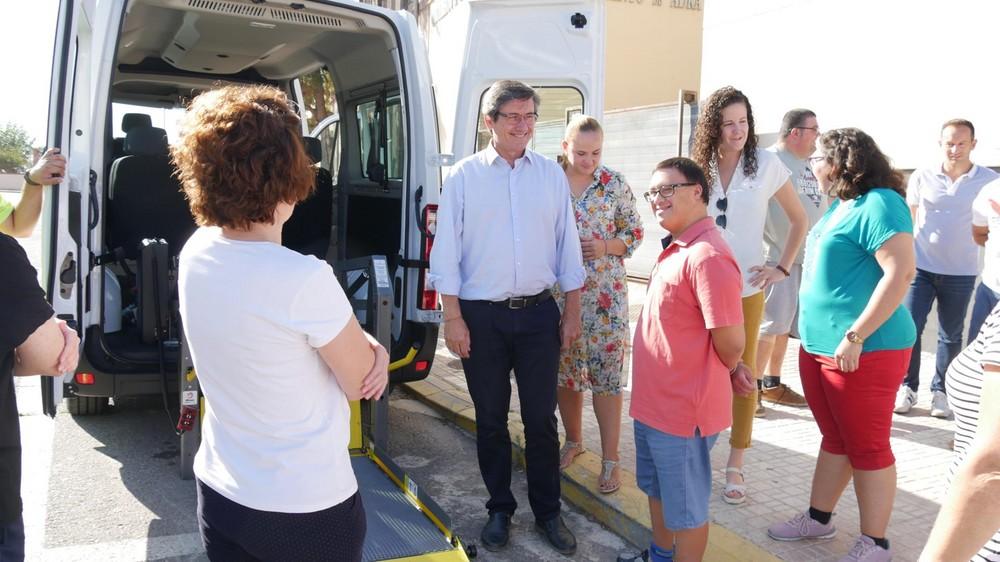 El Ayuntamiento de Adra dispone ya de un nuevo vehículo adaptado destinado a los usuarios del Centro Ocupacional