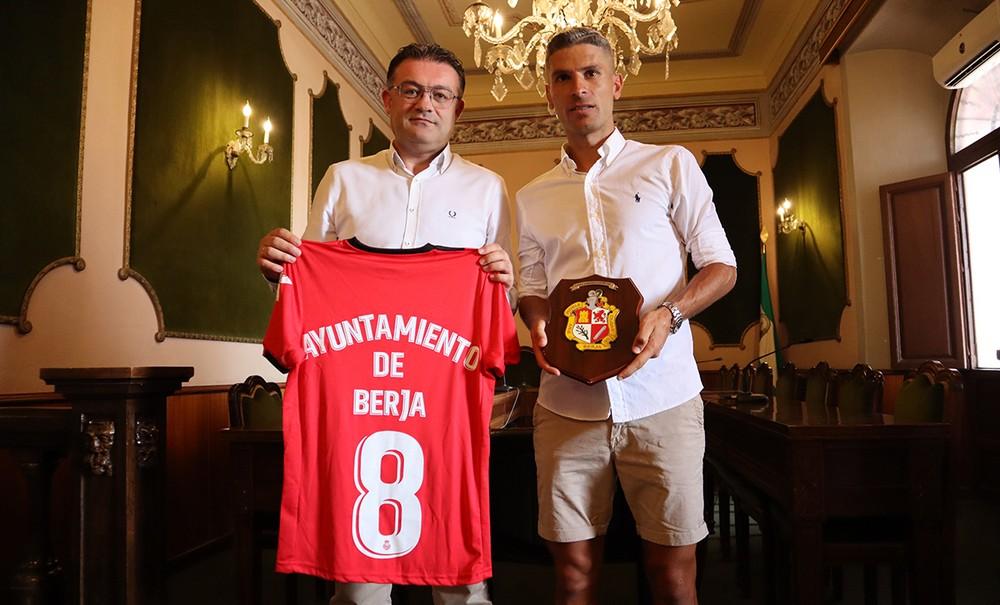 El Pleno aprueba por unanimidad que el Campo Municipal de Berja lleve el nombre de Salva Sevilla