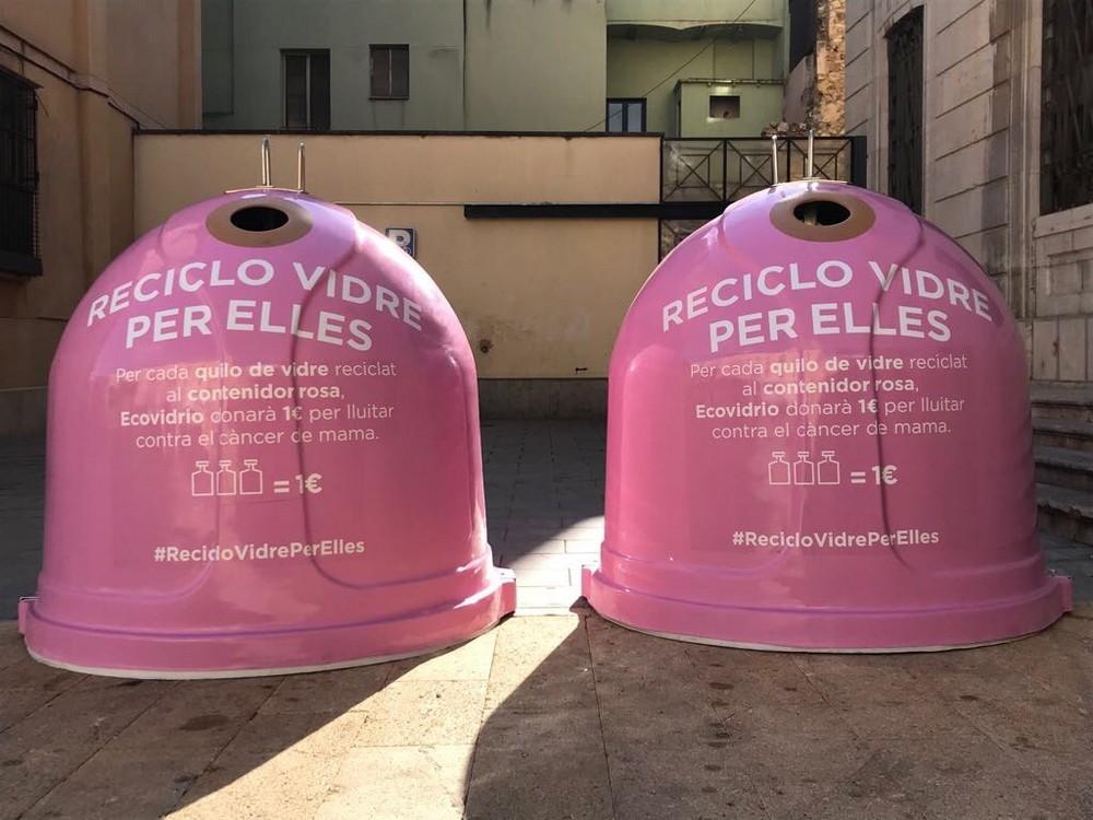 Vícar participa de la campaña 'Recicla vidrio por ellas' con la instalación de dos iglús rosas junto al Mercado de Abastos de La Puebla