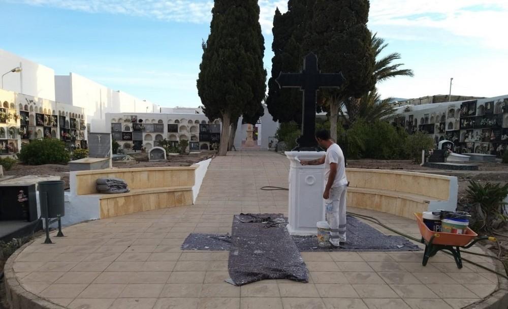 Labores de adecuación del Cementerio Municipal de Adra previos a la celebración del Día de Todos los Santos