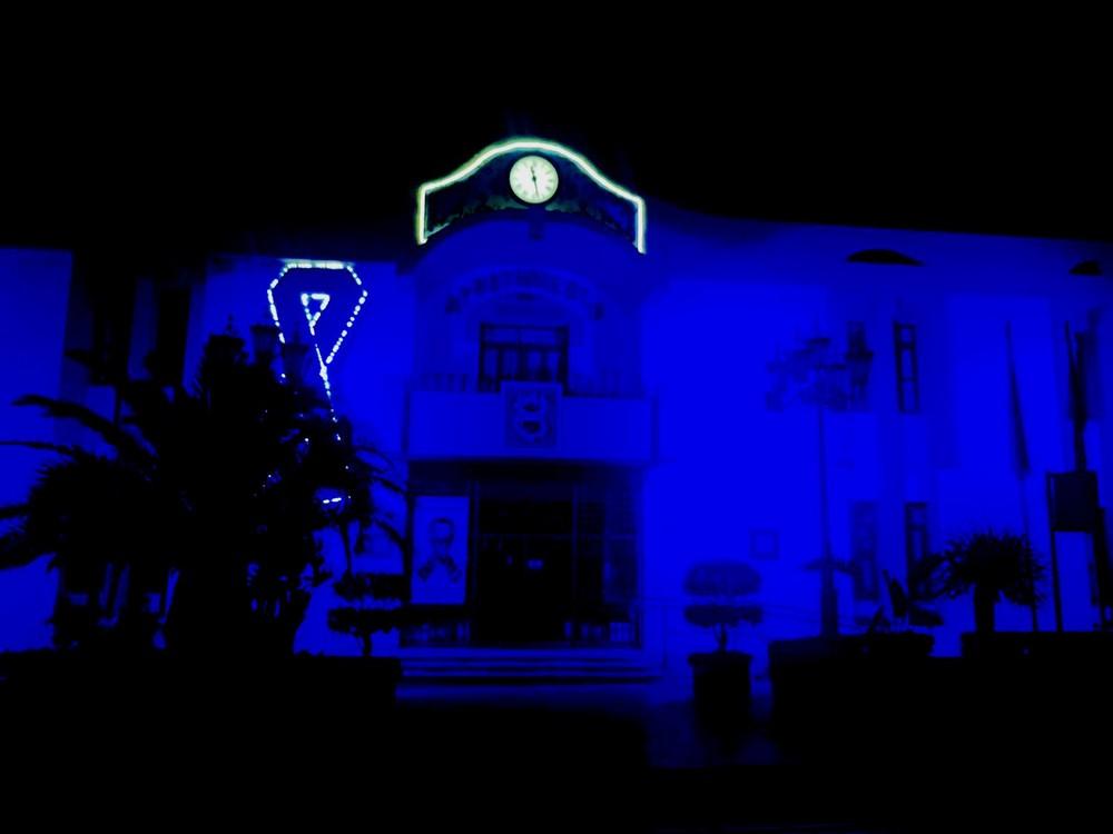 El Ayuntamiento de Vícar se ilumina de azul turquesa en el Día Mundial de la Dislexia