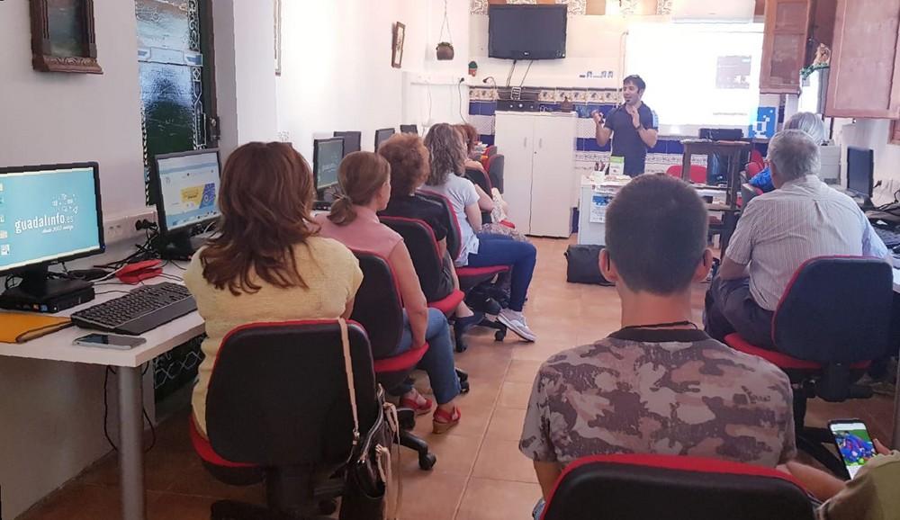 Vecinos de La Alquería de Adra aprenden a usar las redes sociales con Andalucía Compromiso Digital