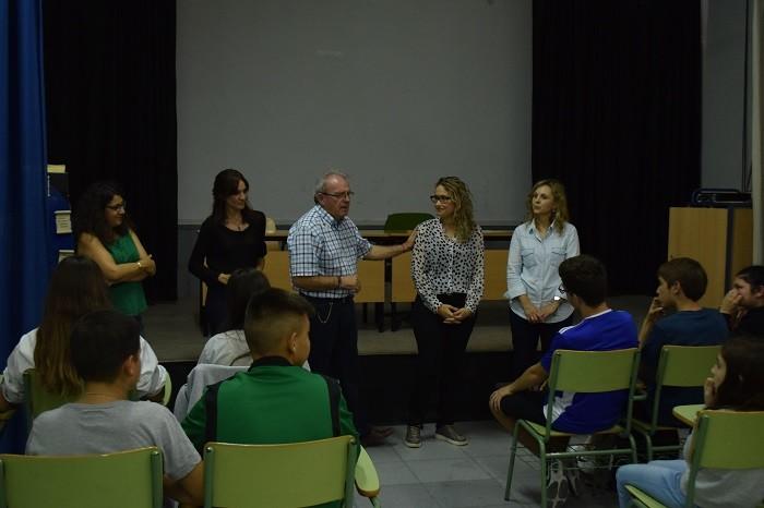 La coordinadora provincial del IAJ inaugura los talleres Código Joven para Vícar