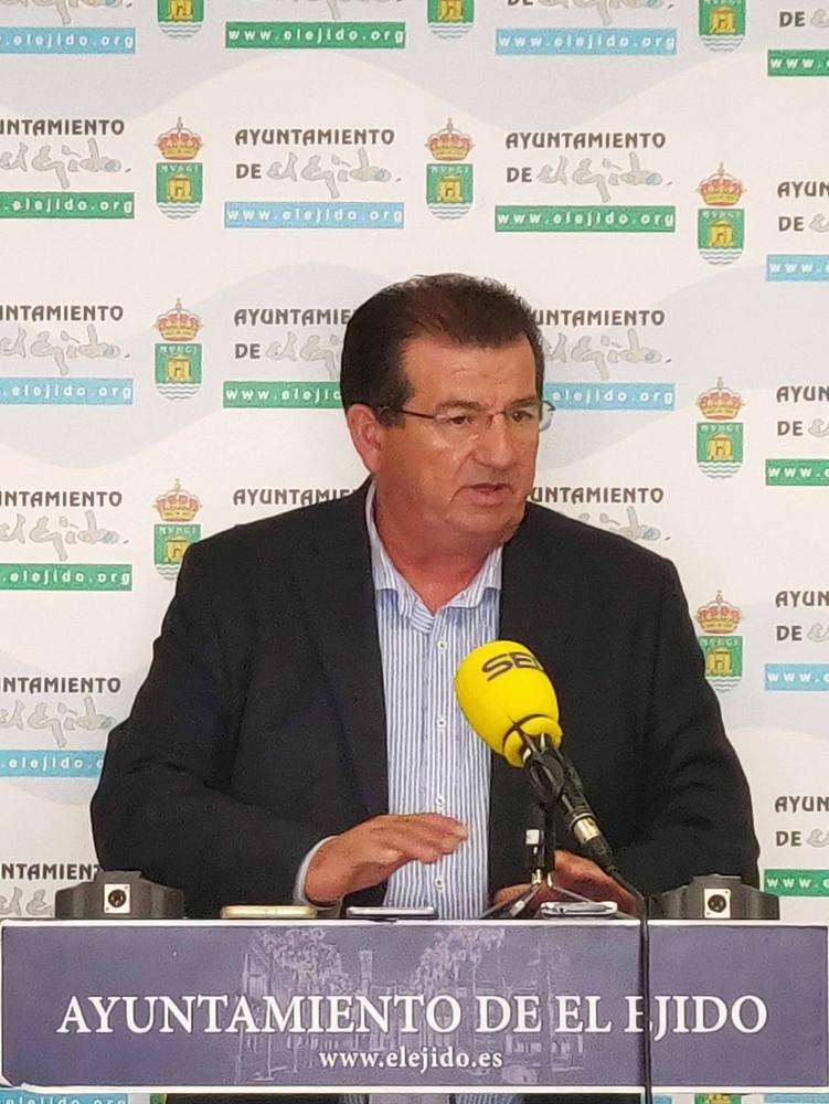 Alarcón reprocha a Góngora que “una vez más se le olvida lo que prometía” y le pregunta cuándo van a poder usar los pacientes ejidenses las dos salas para rehabilitación anunciadas hace meses