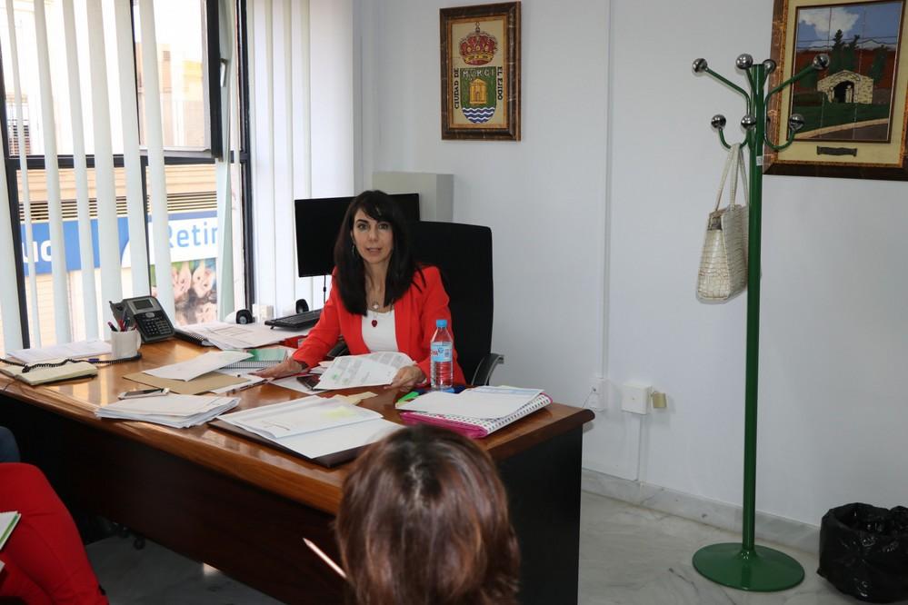 La concejala de Servicios Sociales, Almudena Martínez, ha mantenido hoy una reunión para impulsar las zonas desfavorecidas del municipio