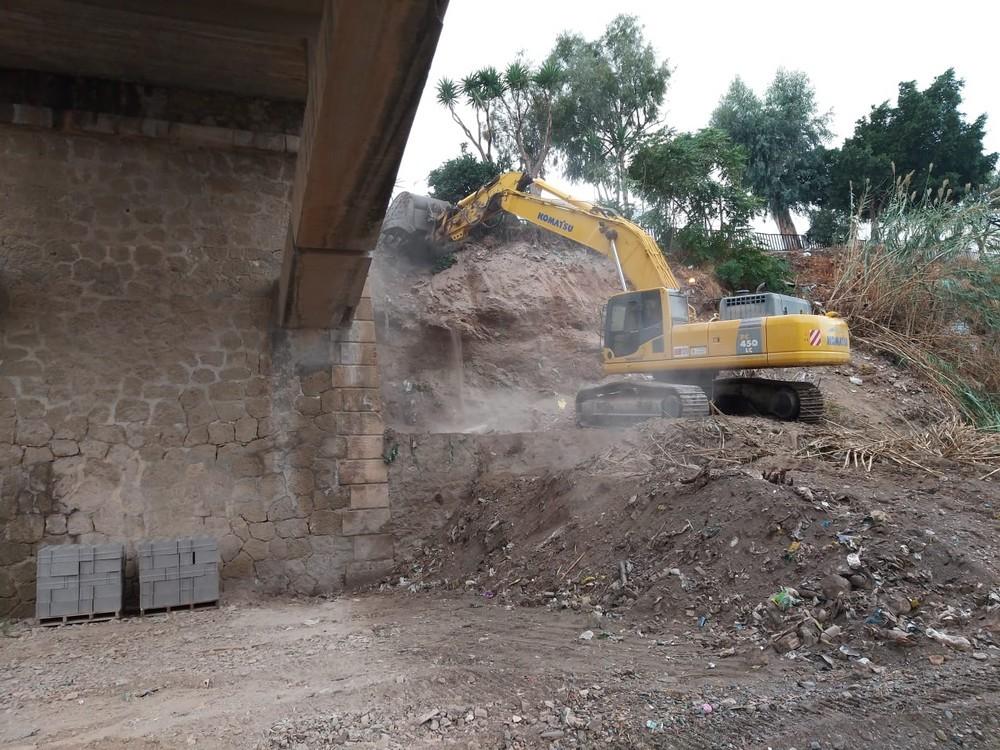 Manuel Cortés muestra su satisfacción por los trabajos previos a la ampliación del puente de Puente del Río