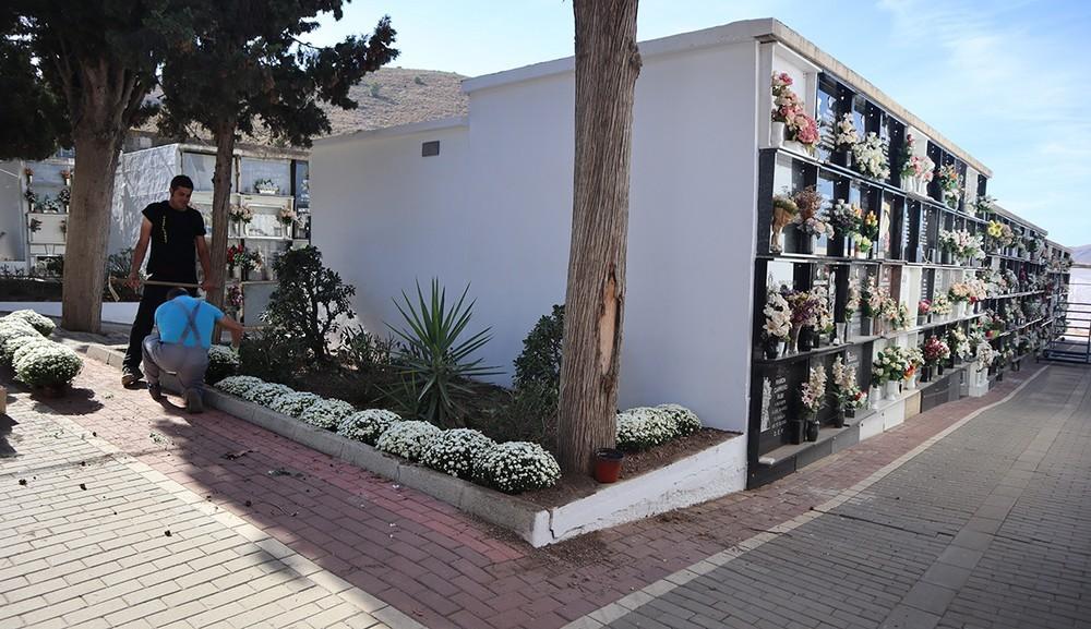 El Ayuntamiento acondiciona los cementerios de Berja y Benínar para el día de Todos los Santos