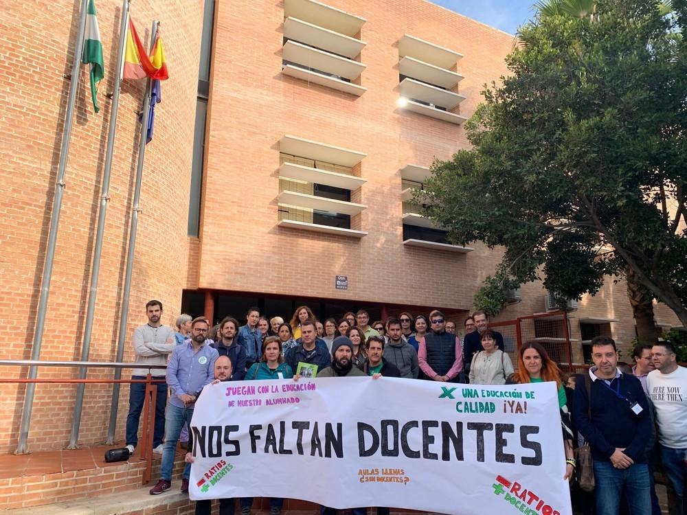 Progenitores de alumnos, profesores y sindicatos se concentran en el IES Fuente Nueva de El Ejido por la carencia de dos docentes