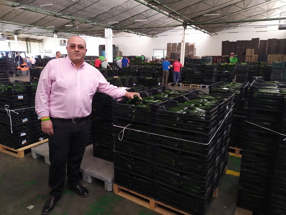 Juan José Bonilla visita la subasta de Agroponiente para conocer de primera mano los problemas de los precios
