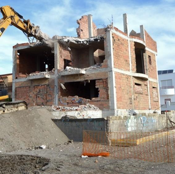 Costas inicia la demolición de una vivienda ilegal construida en la playa de Balanegra