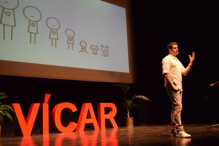 César Bona emociona en el Teatro Auditorio de Vícar con una brillante conferencia sobre la diversidad y las emociones en la educación de los niños