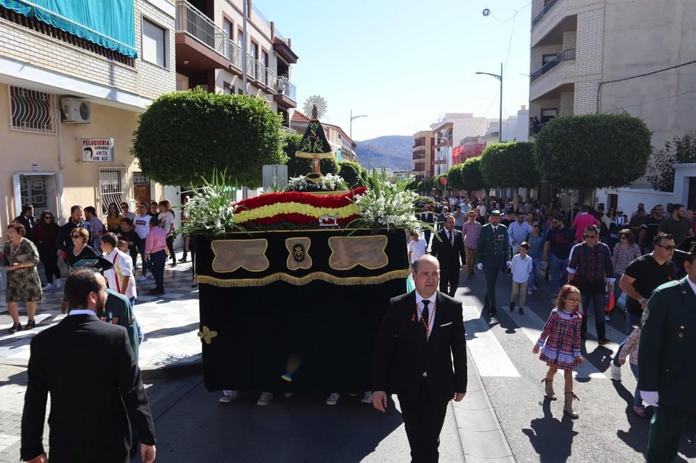 Los virgitanos arropan a la Virgen del Pilar en su primera salida procesional