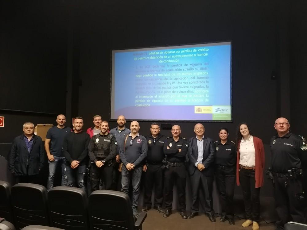 Agentes de la Policía Local de Adra reciben unas jornadas sobre infracciones de tráfico