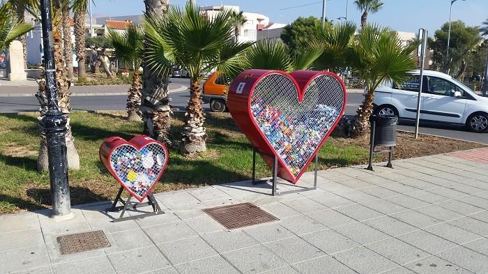 Los primeros corazones para la recogida de tapones de plástico ya instalados en Puebla de Vícar