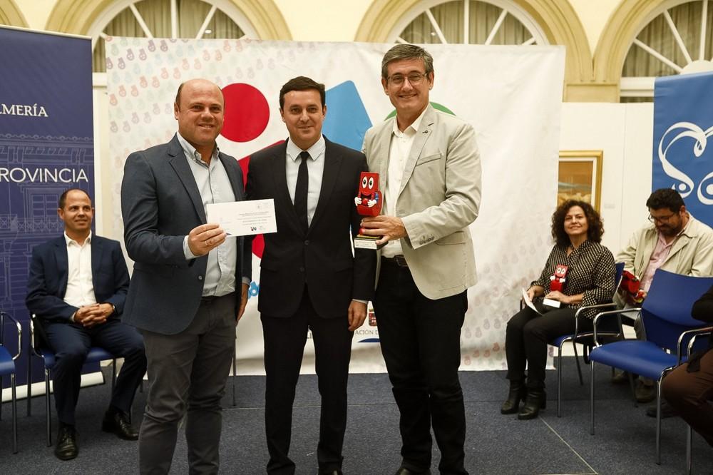 Adra recibe un reconocimiento por su difusión de los valores deportivos