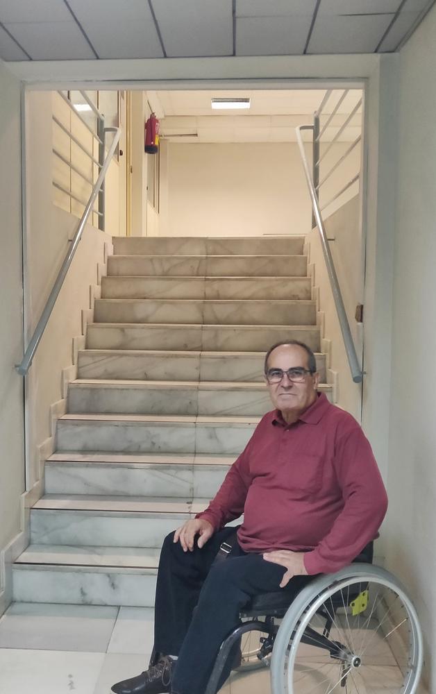 El edil del PSOE de El Ejido con movilidad reducida denuncia que las reuniones de la Mesa de Discapacidad se celebran en espacios municipales inaccesibles