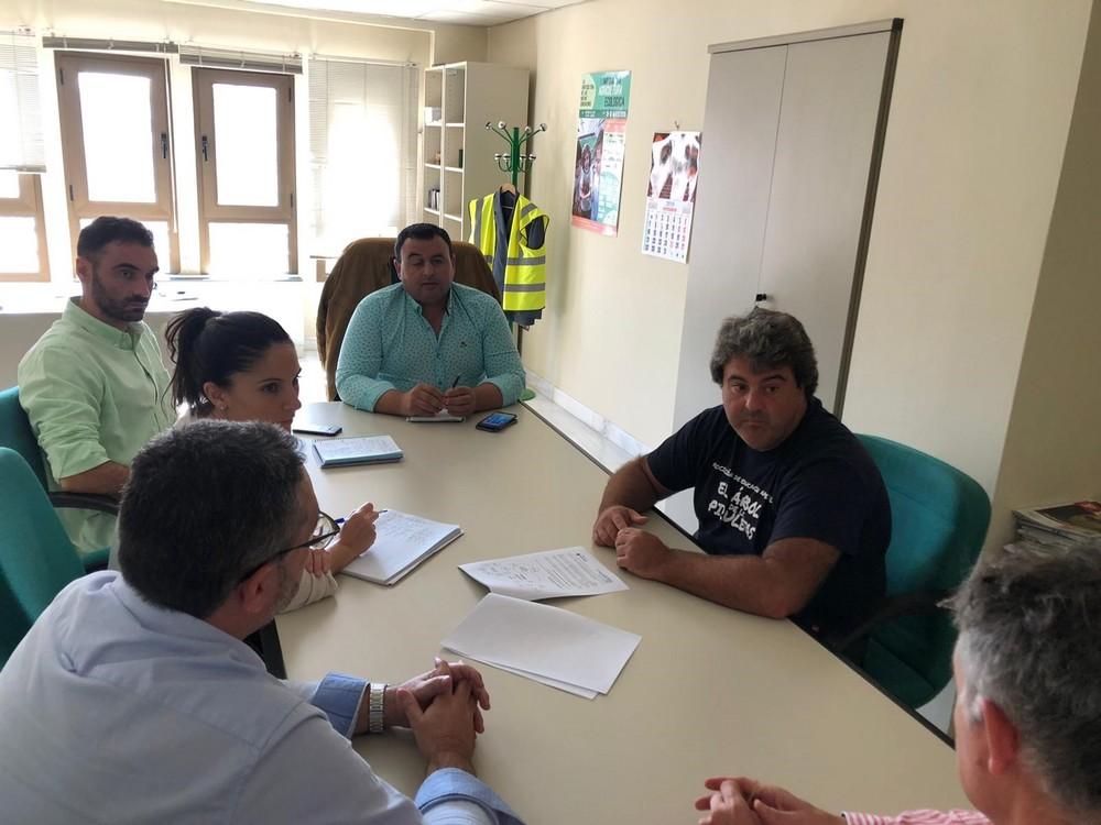 El Árbol de las Piruletas presenta su proyecto de aulas de ecología urbana al edil ejidense de Agricultura