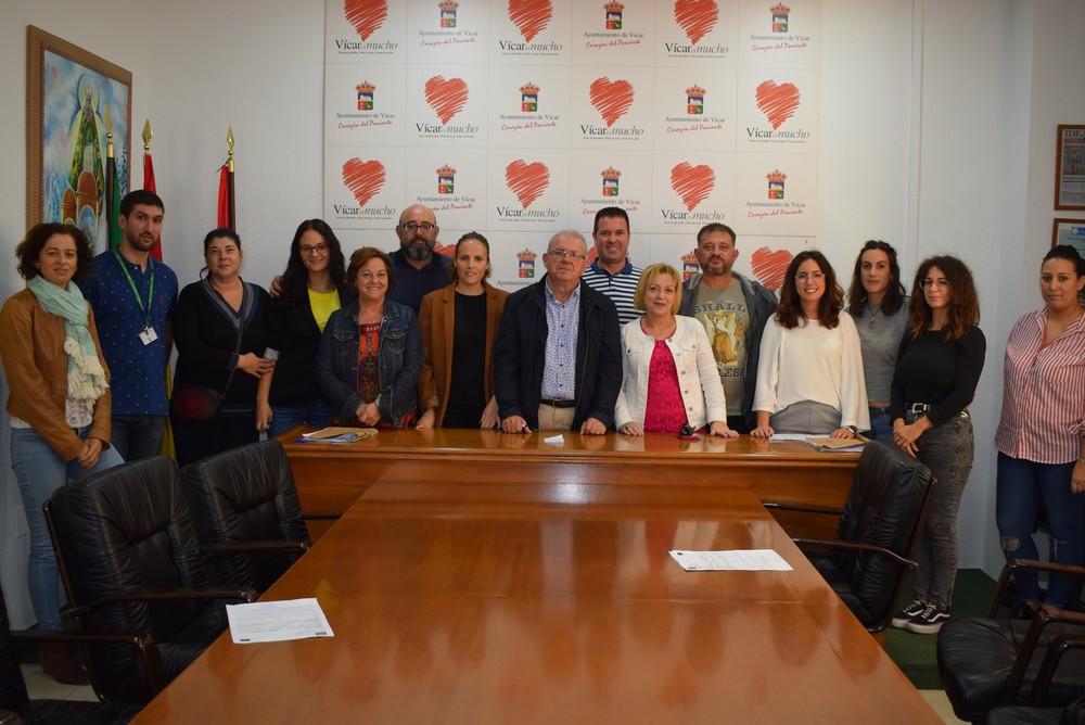 El equipo técnico del programa ERACIS Vícar hace su presentación ante el alcalde