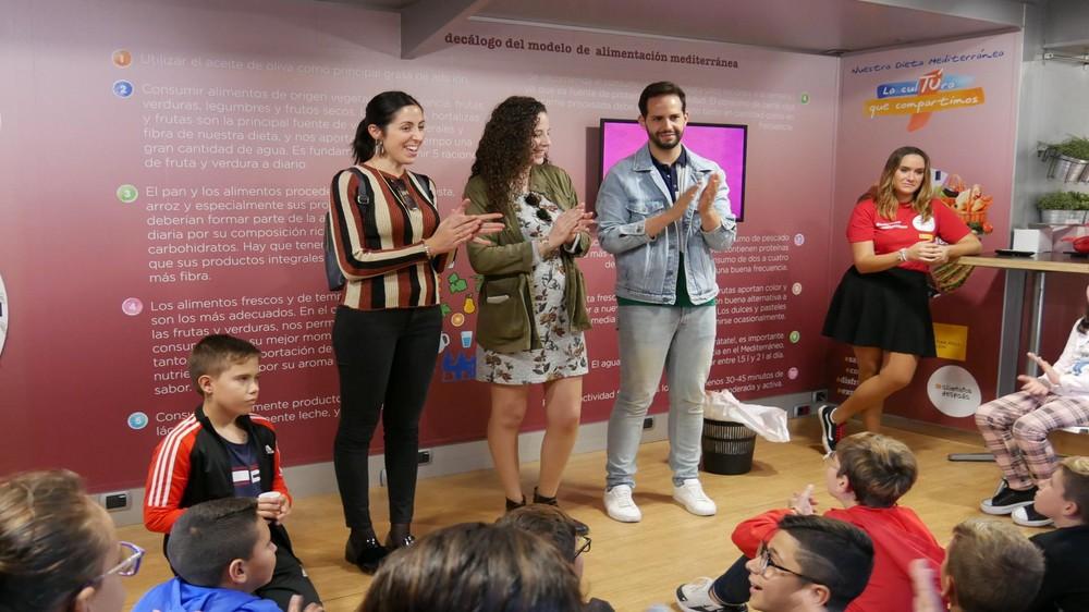 El ‘Gastrobús’ hace parada en Adra para fomentar entre los jóvenes hábitos de vida saludables