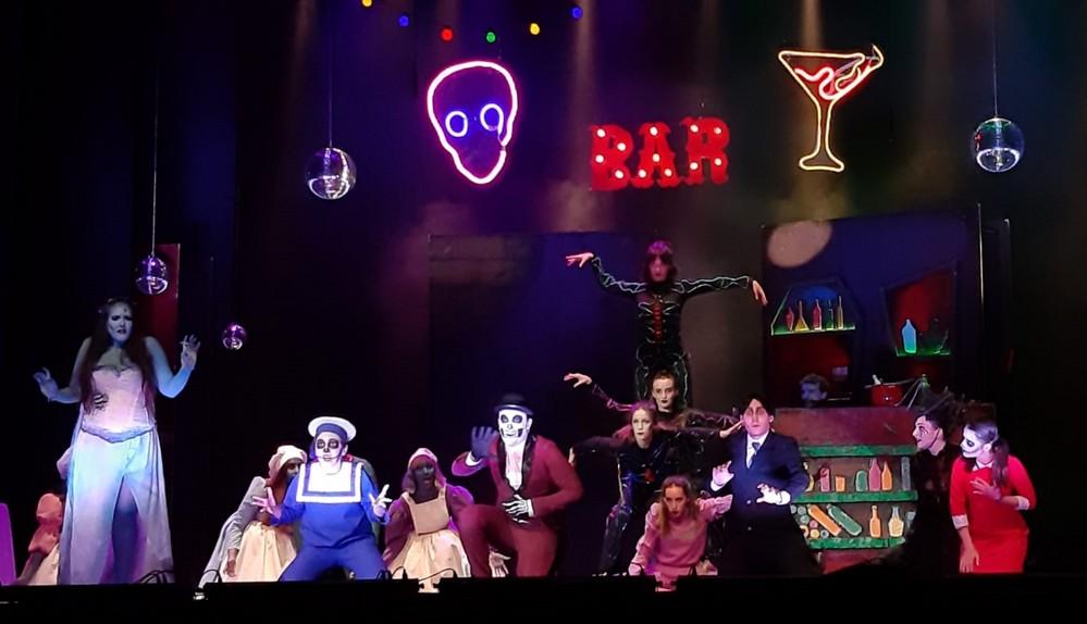 Cientos de abderitanos disfrutan del musical ‘Emily, la eterna prometida’