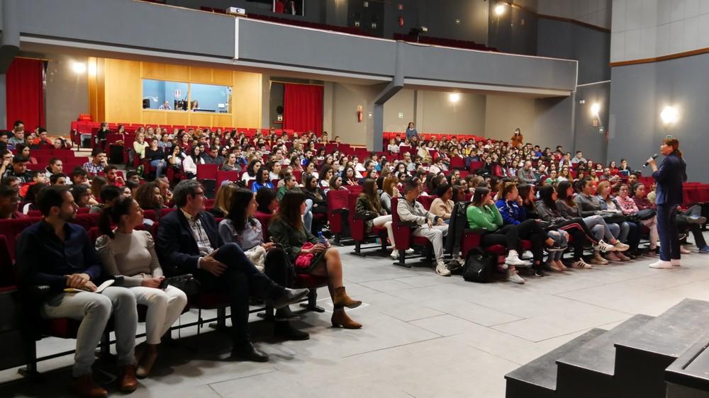 La directora y actriz Mabel Lozano realiza una charla de sensibilización contra la trata en Adra