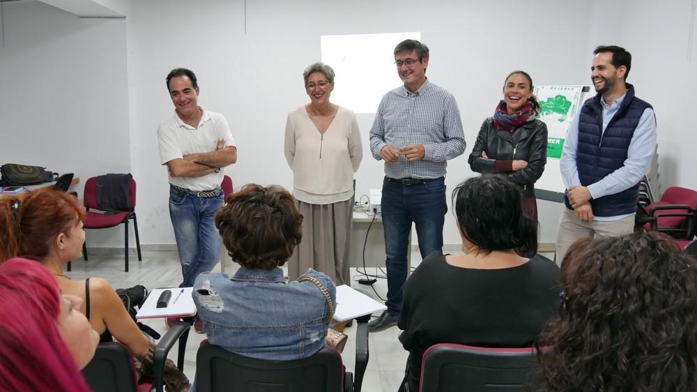 Quince mujeres de Adra aprenden el oficio de floristería gracias a un curso impulsado por AFAMMER