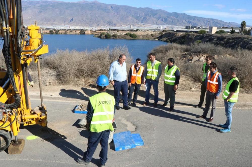 El Gobierno ejidense trabaja en el estudio geotécnico que ofrecerá una solución estructural al Camino de La Depuradora y que permitirá reabrirlo al tráfico