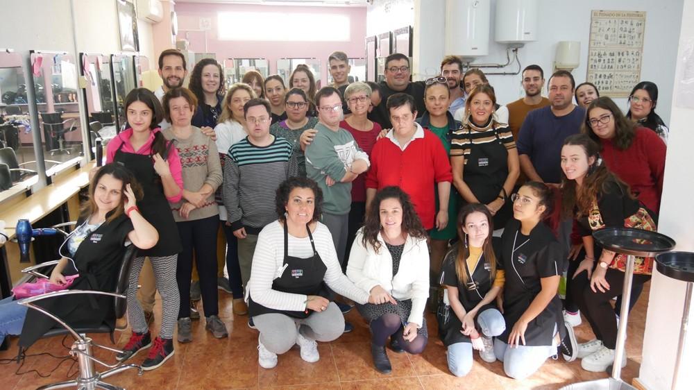 Usuarios del Centro Ocupacional disfrutan de los servicios de belleza de Imagen Personal del IES Abdera