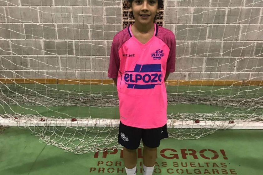 El jugador infantil Ander entrena con El Pozo Murcia