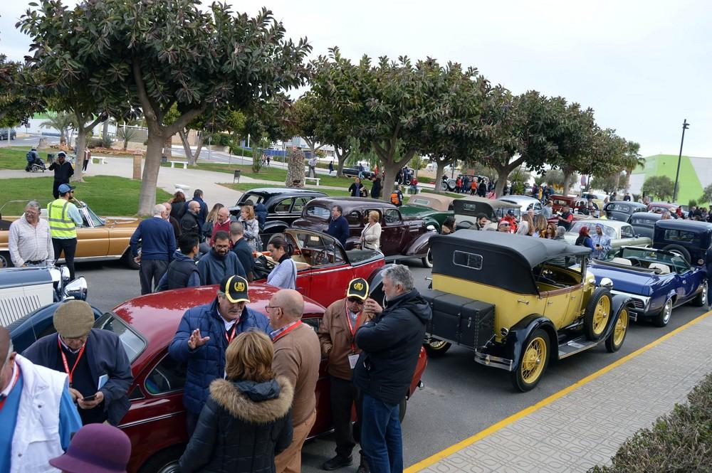 La tradición de los coches de época y la juventud de Balanegra se fusionan en la última etapa de la XXX Ruta