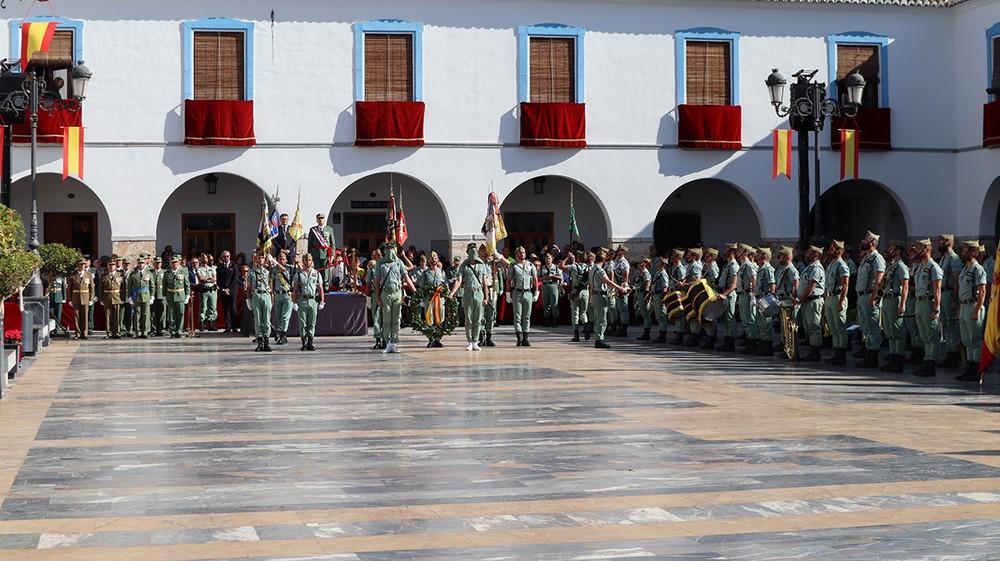 Berja rinde homenaje a la bandera de España y a la Legión en su Plaza Porticada