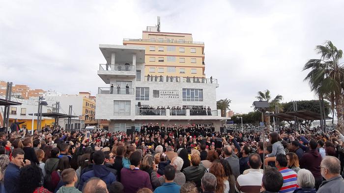Cientos de abderitanos celebran el Día Internacional del Flamenco con un flashmob de las escuelas de baile
