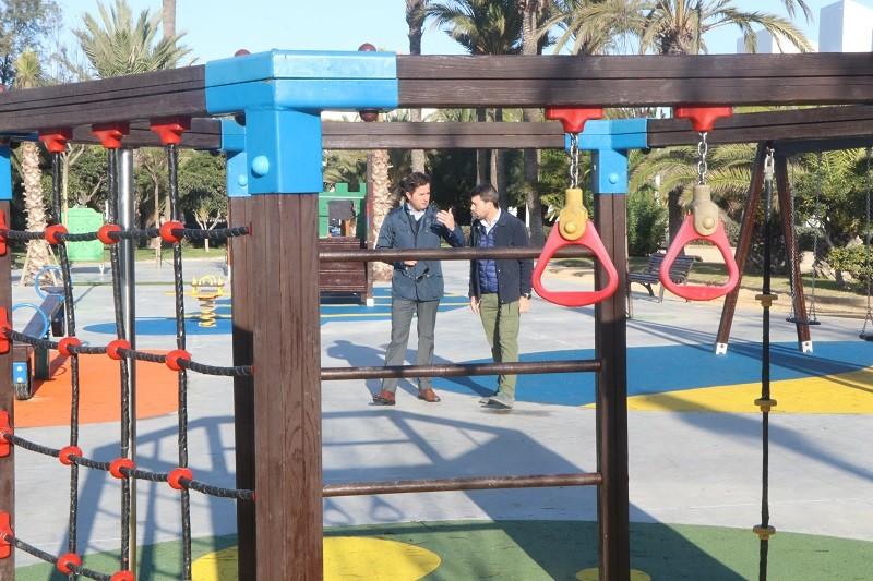 Los vecinos de Almerimar ya cuentan con un gran y moderno parque de 1.000 metros cuadrados en la zona de Levante