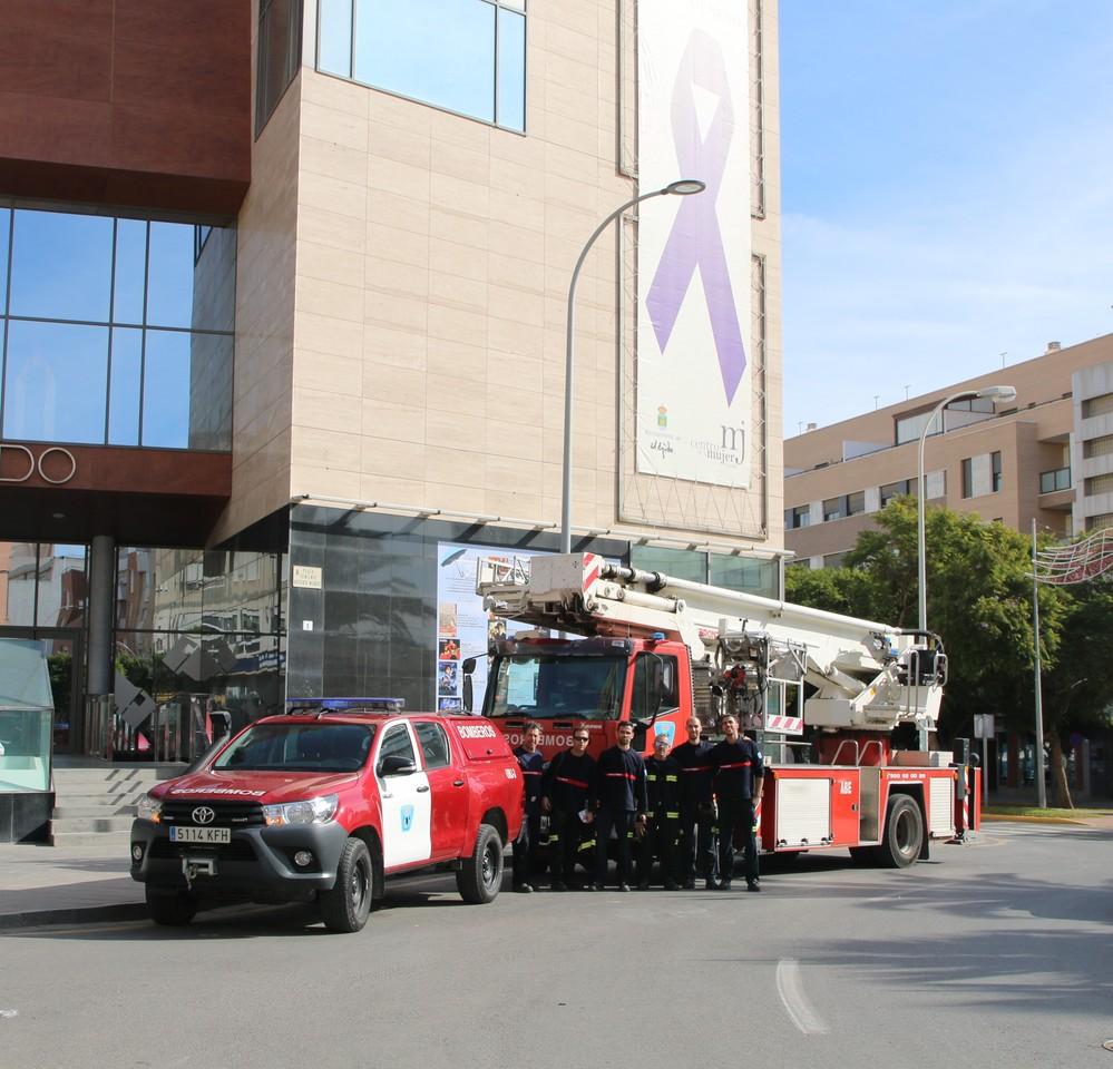 El Teatro Auditorio luce desde hoy el Día Internacional Contra la Violencia de Género