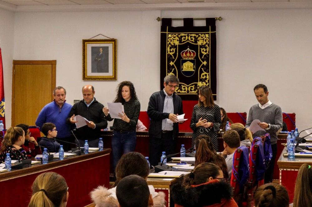 Adra celebra el Día Universal del Niño con un Pleno Infantil integrado por escolares