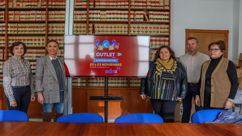 El Centro Cultural de Adra acoge este fin de semana la Feria Outlet con productos de primeras marcas