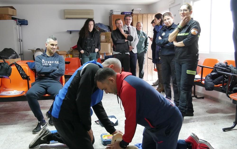 Agentes de la Policía Local de Adra se instruyen en primeros auxilios y en el uso del desfibrilador