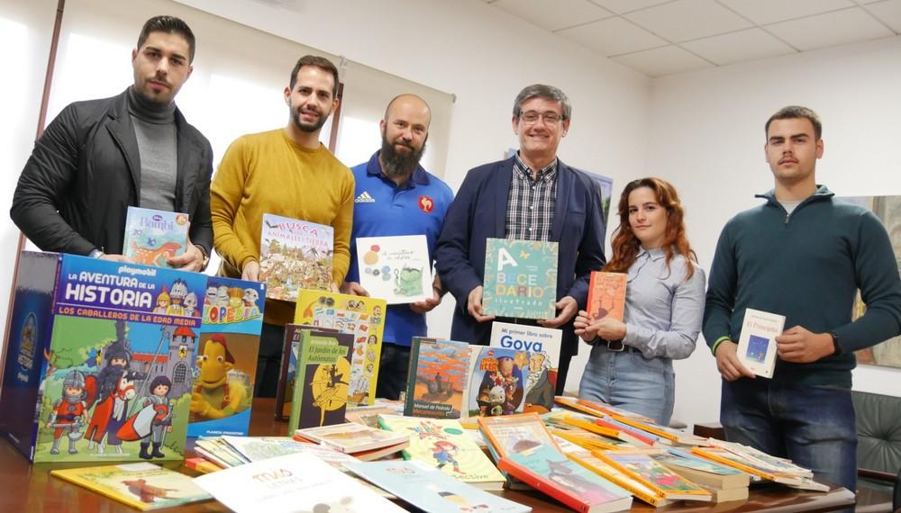 El Ayuntamiento de Adra recibe las primeras donaciones de libros para el nuevo Parque del Cercado