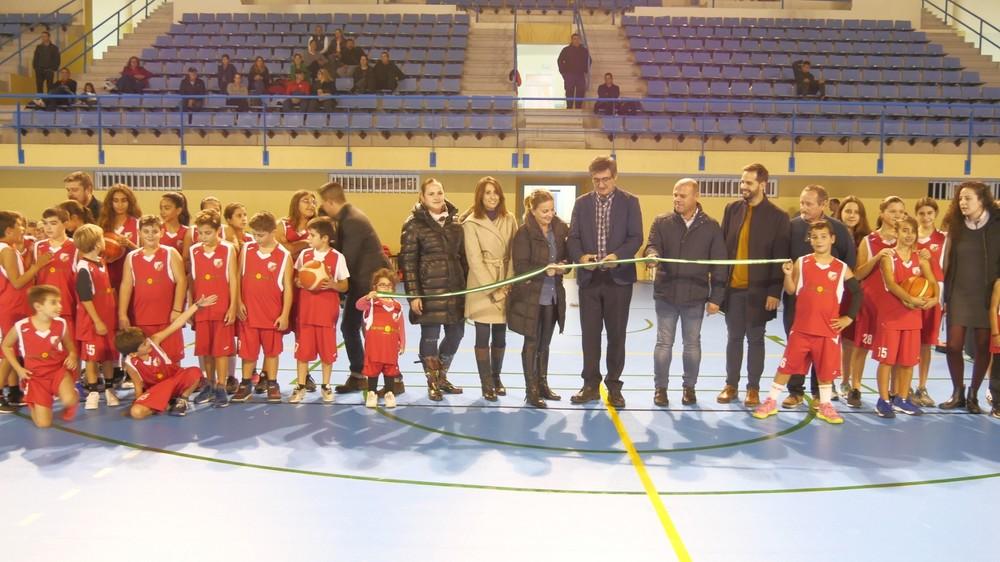 Ayuntamiento de Adra y Diputación destinan más de 80.000 euros en la renovación de la pista del Pabellón Municipal de Adra