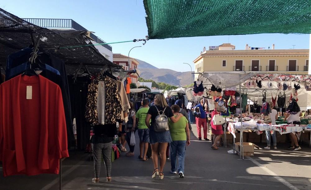 Berja lleva la campaña de vacunación frente a la gripe al mercadillo