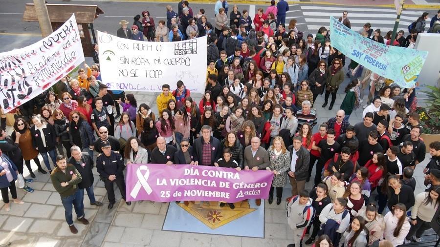 Adra se moviliza contra la violencia de género al grito de ‘¡Ni un minuto más de silencio!’