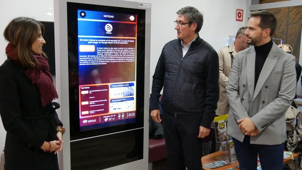 Adra avanza en su digitalización con seis ‘mupis’ que acercan el comercio y la información local a la ciudadanía