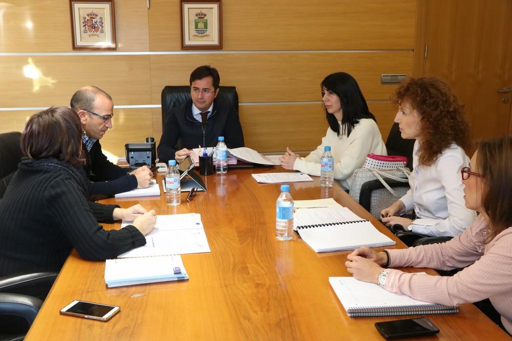 Ayuntamiento y responsables se reúnen para revisar los objetivos y medidas del Plan Local de la Estrategia Regional (ERACIS) de El Ejido.