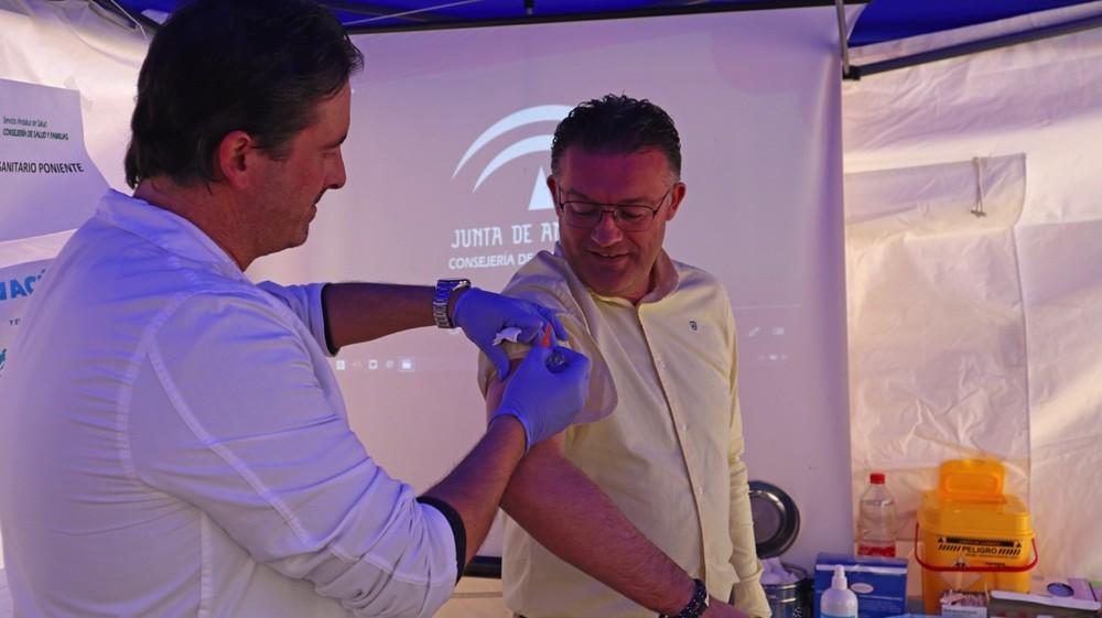 La campaña de vacunación de la gripe sale al mercadillo de Berja