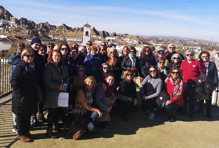 Casi medio centenar de mujeres de Adra conocen Guadix en un viaje “con perspectiva de género”