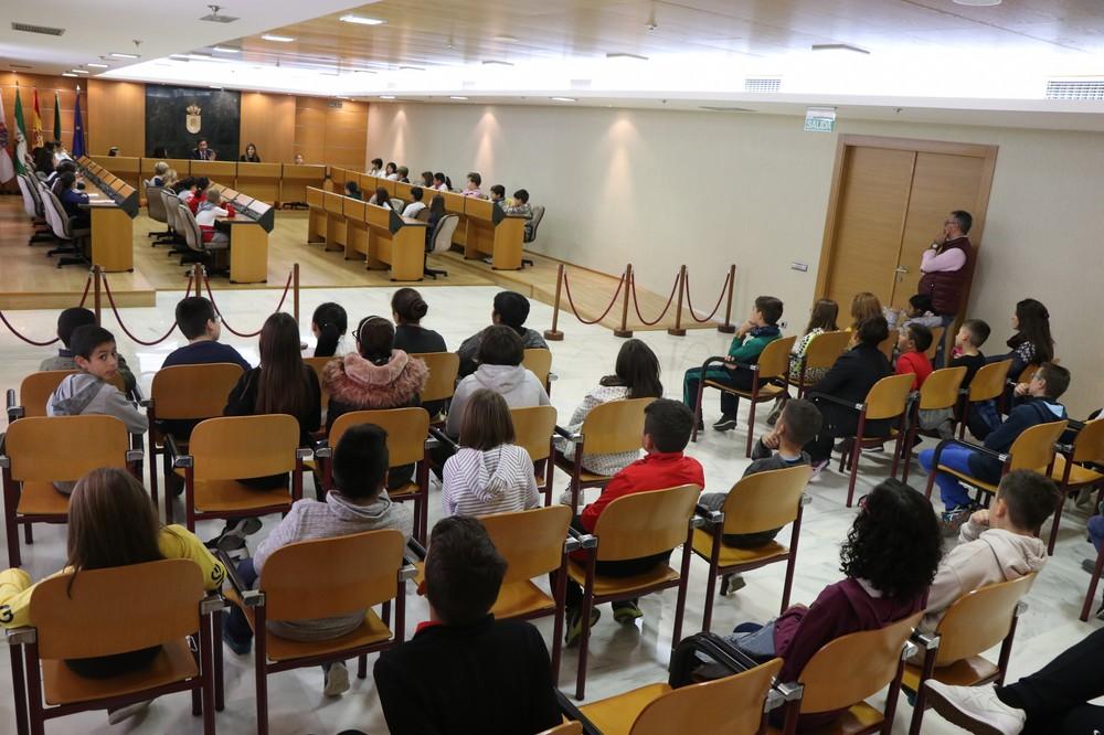  75 alumnos del CEIP Loma de Santo Domingo visitan el Ayuntamiento para conocer su funcionamiento y cuáles son los derechos y obligaciones de los vecinos